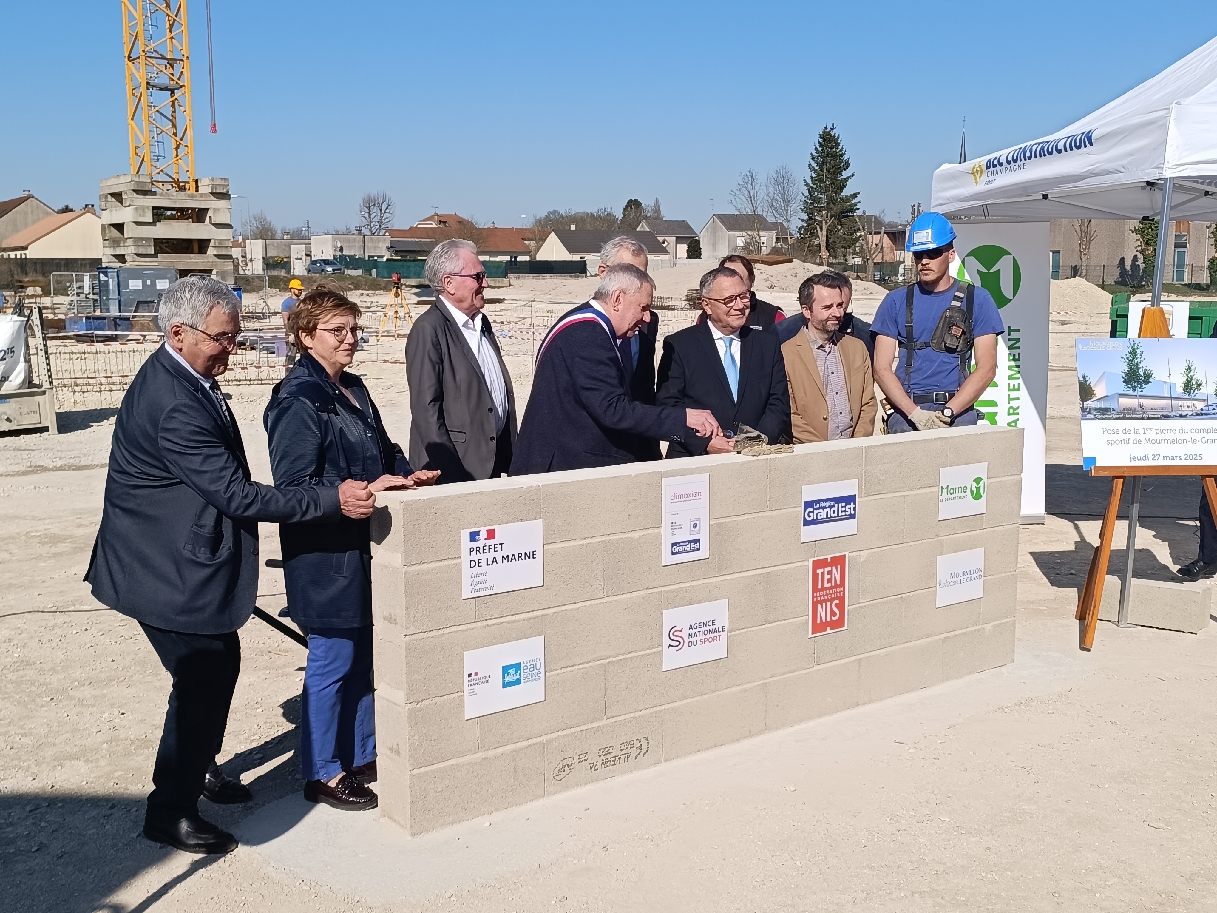 27 03 2025 Pose 1ère pierre complexe sportif 17